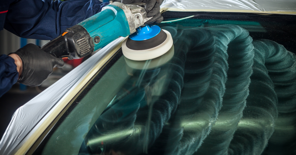 Aplicação de limpa vidro automotivo em carro para acabamento perfeito