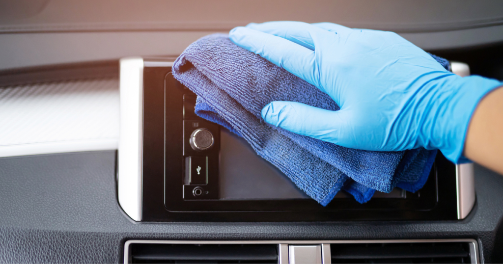Limpa painel de carro aplicado com flanela de microfibra no interior
