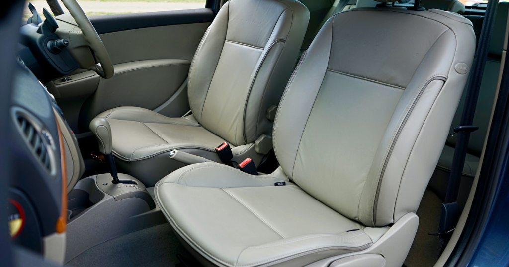 Hidratação após usar produto para limpar banco de couro