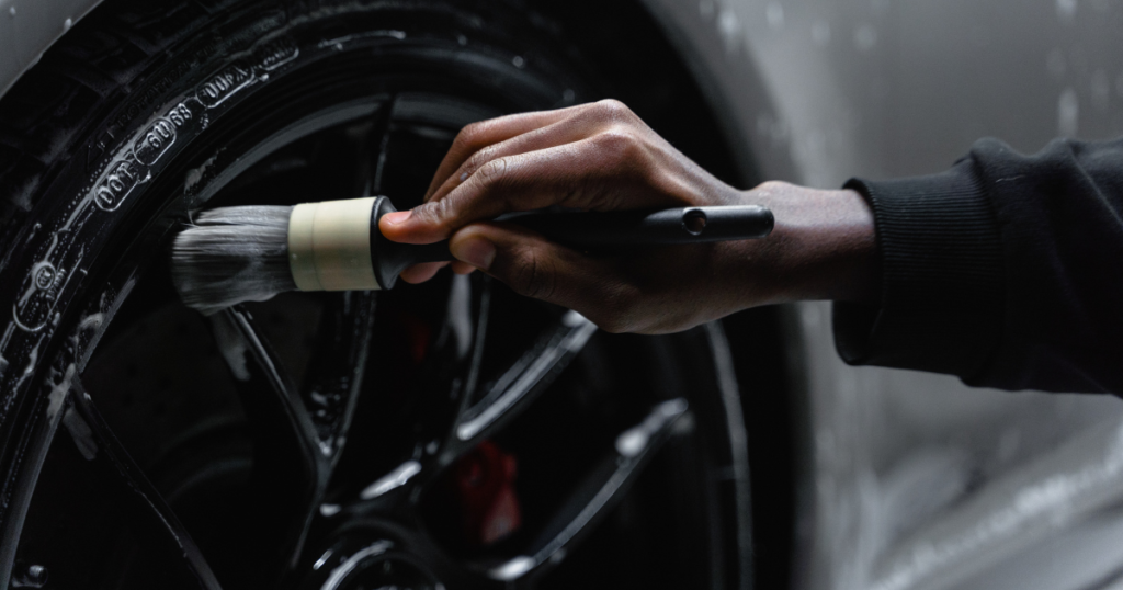 Aplicação correta de pretinho para pneus com acabamento uniforme.