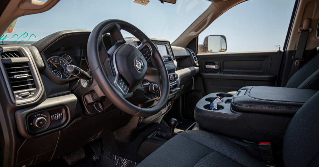 Como limpar painel de carro corretamente sem danificar as peças