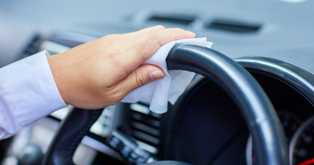 Diferentes opções de limpador de painel de carro disponíveis no mercado automotivo.