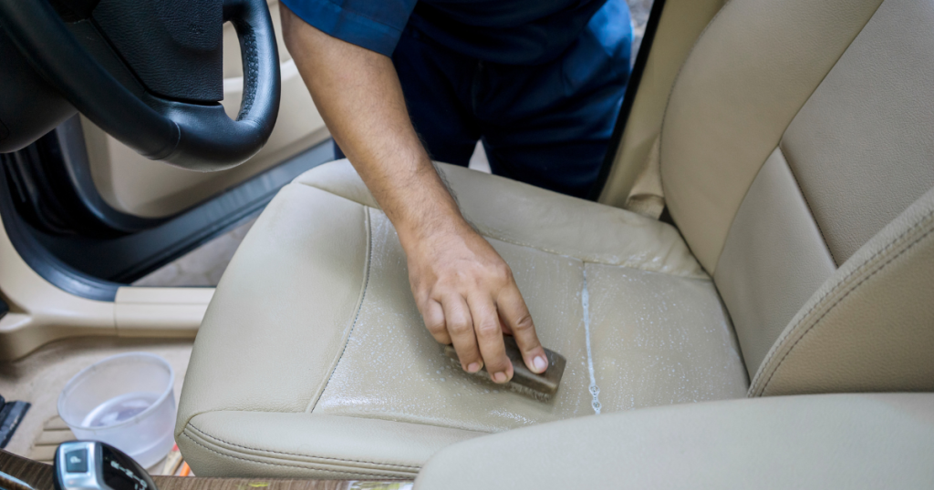 Hidratação em banco de couro feita por especialista automotivo