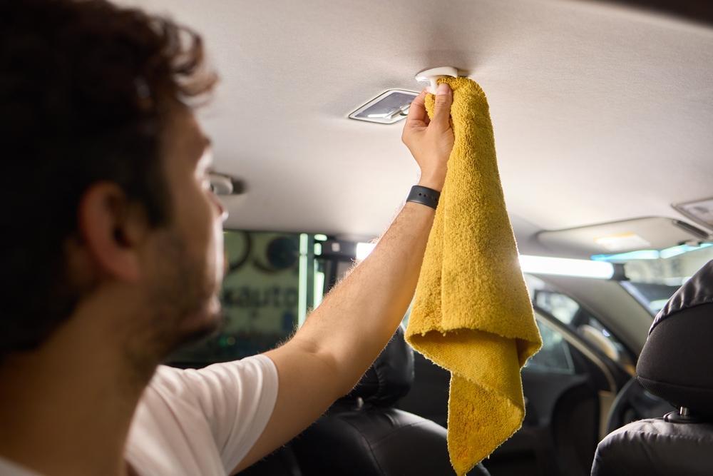 Invista na limpeza de teto de carro para resultados duradouros